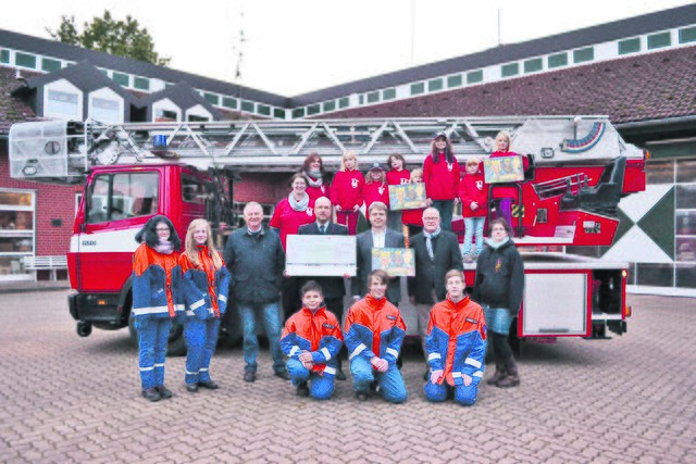 Bei der Spendenübergabe: Gebhard Müller (Lions Club), Gemeindejugendfeuerwehrwart Tom Spieckermann, Samtgemeinde-Bürgermeister Dr. Peter Dörsam und Horst Basedahl (Lions Club, Mitte, 3. bis 6. v. li.)