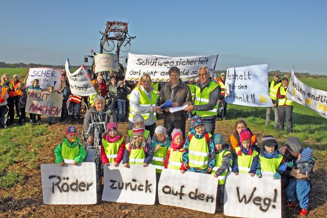 Auch die Allerkleinsten protestierten mit: Unterschriften-Übergabe in Bokel