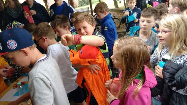 In einer Pause: Moritz aus der 4a zeigt stolz die Anzahl der "erlaufenen" Gummibänder. Pro zurückgelegter 300-Meter-Runde gab es ein Gummiband