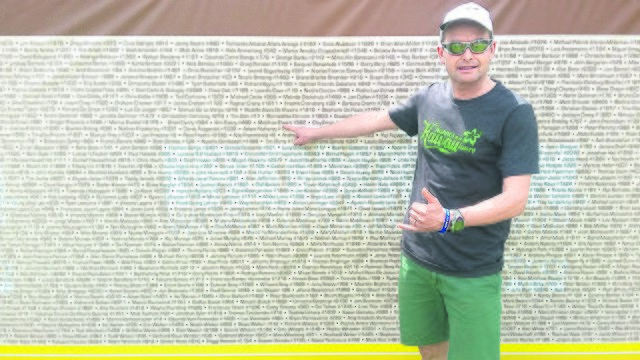 Einer von über 2.000 Teilnehmern: Matthias Elwart zeigt auf seinen Namen an der "Ironman Wall" auf Hawaii