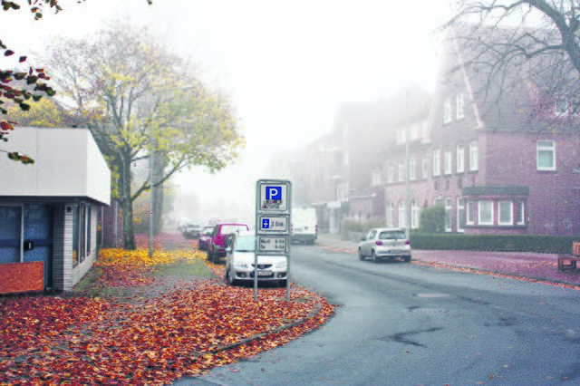 Die Bahnhofstraße heute - die meisten Gebäude werden ersetzt, die beiden ersten Wohnhäuser auf der rechten Straßenseite bleiben stehen