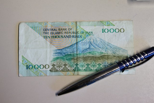 Großer Betrag - kleiner Wert: 10.000 iranische Rial entsprechen etwa 30 Cent