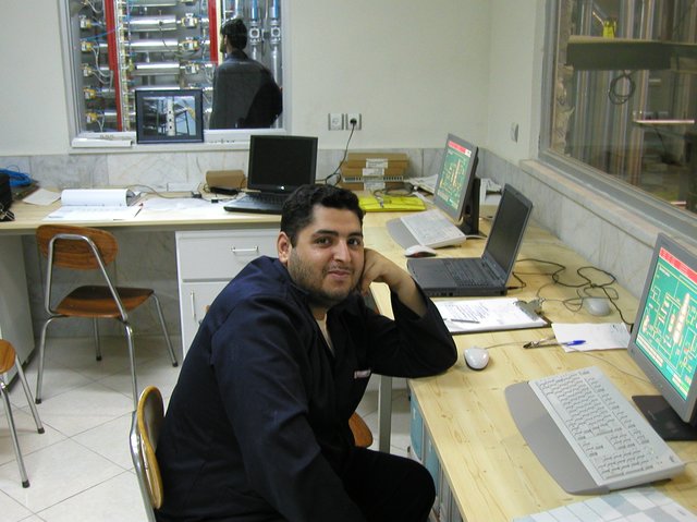 Mitarbeiter im Steuerungsraum der Speiseöl-Fabrik | Foto: Kai Biebricher