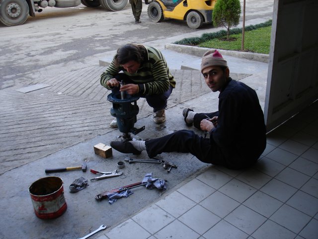 Iranische Mechaniker bei der Reparatur einer Pumpe | Foto: Biebricher