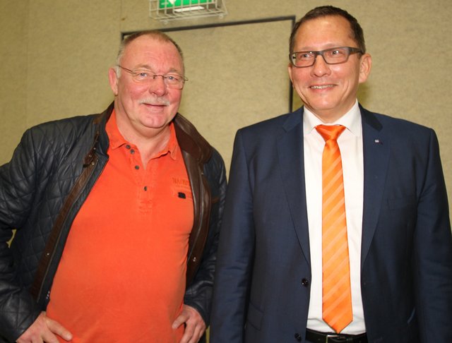 Auf gute Zusammenarbeit: TSK-Abteilungsleiter Hansgeorg von Thun (li.) und Regionaldirektor Frank Krause von der Volksbank