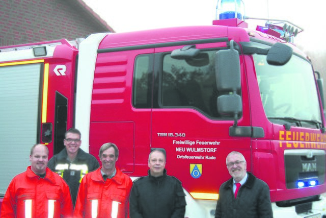 Begrüßen die Indienststellung des neuen Löschfahrzeuges (v.re.): Bürgermeister Wolf Rosenzweig, Gemeindebrandmeister Sven Schrader, Ortsbrandmeister Claus Viets, der stellvertretende Ortsbrandmeister Olaf Bruhn und Feuerwehrmann Martin Busch