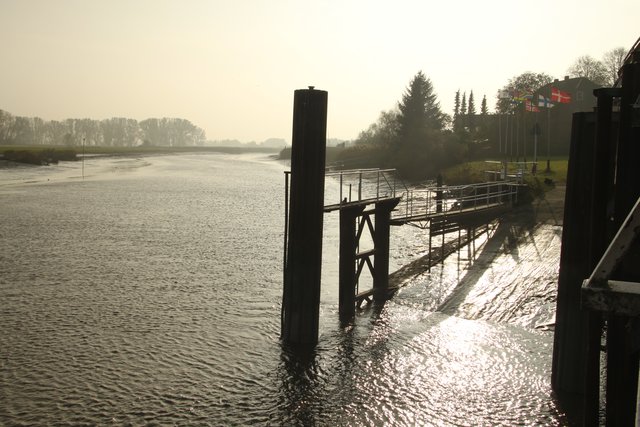 Malerische Flussidylle: Der alte Anleger von der Wasserseite aus
