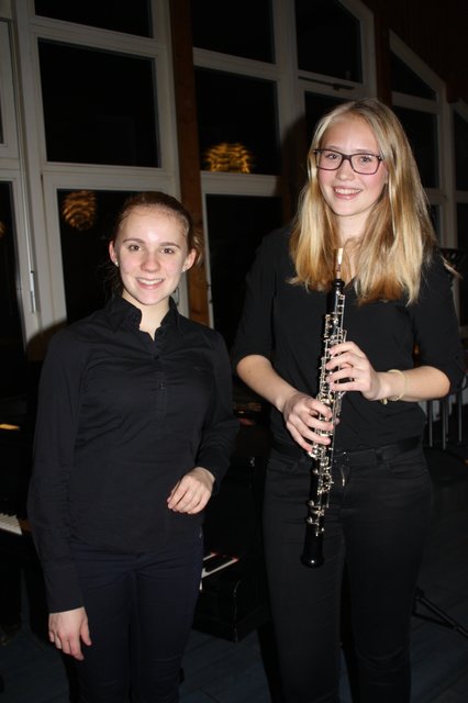 Unterhielten bei der Feierstunde mit toller Musik: Stina Knobloch (li., Klavier) und Johanna von Hirschfeld (Oboe)