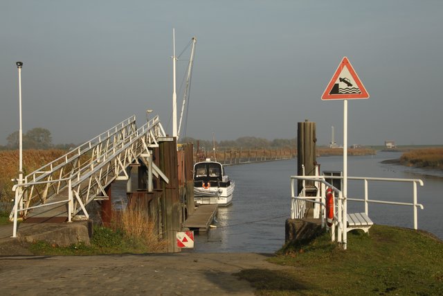 Wer weiterfährt, rollt ins Wasser