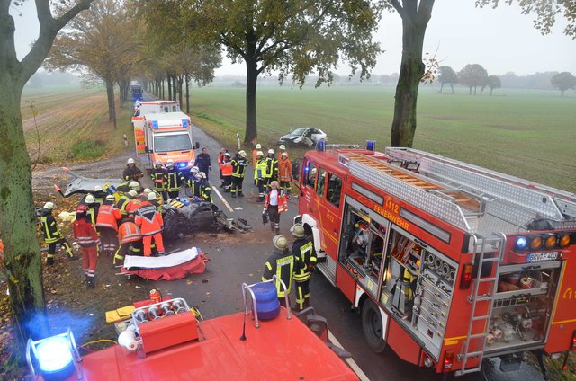Ein schwerer Verkehrsunfall forderte einen lebensgefährlich und drei schwer Verletzte