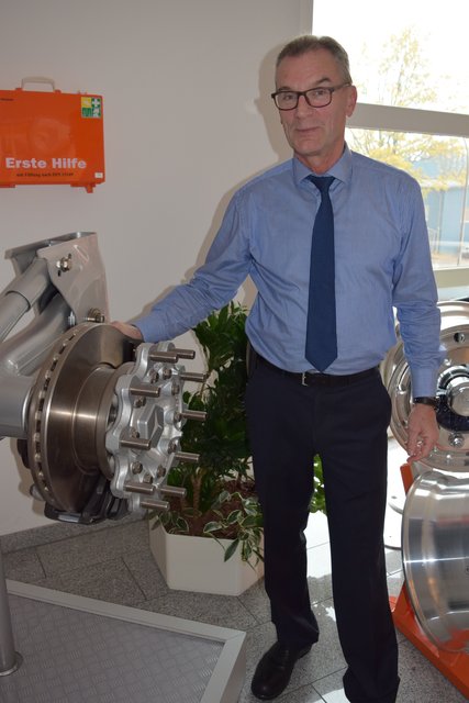 Tag der Wirtschaft 2015: Bei der FFB-Gruppe führte der Technischer Leiter Wilhelm Beyland am vergangenen Freitag rund 80 Besucher durch das Winsener Werk