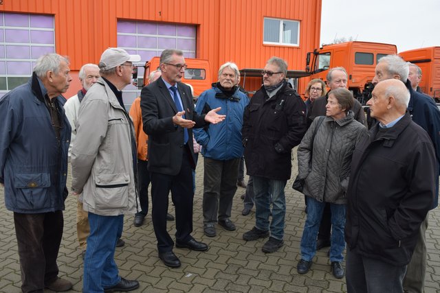 Tag der Wirtschaft 2015: Bei der FFB-Gruppe führte der Technischer Leiter Wilhelm Beyland am vergangenen Freitag rund 80 Besucher durch das Winsener Werk