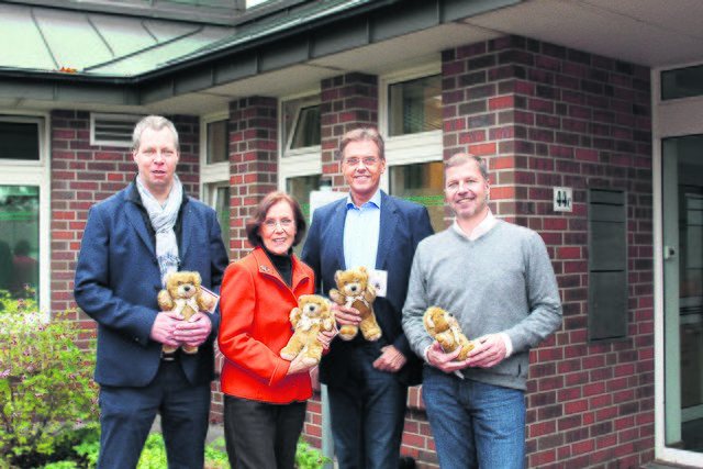 Wollen Kinder in Not trösten (v. li.): Christian Reimers (Lions Club), Ursula Rössing (Teddy-Stiftung), Dr. Jörn Jepsen (Notfallpraxis) und Jörn Albers (Lions Club)