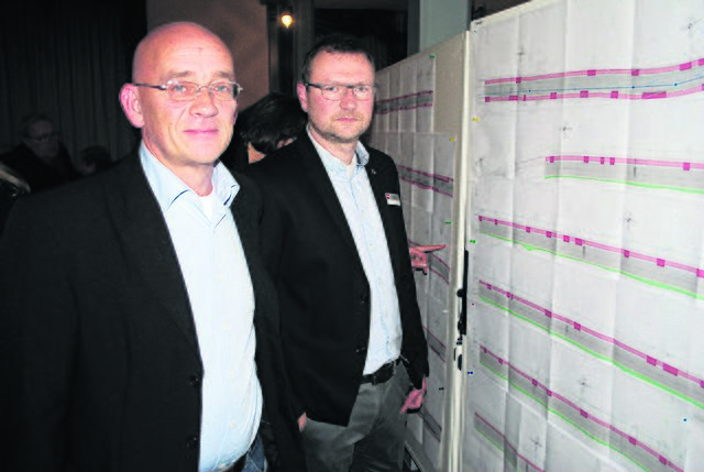 Falk Salomon von der Landesbehörde für Straßenau (re.) und Steffen Meyer vom Planungsbüro „Inros Lackner“ stellten sich den Fragen der Anwohner