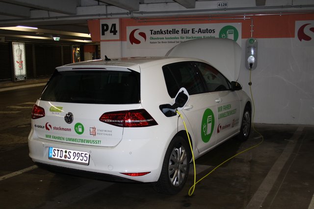 Stecker statt Tankrüssel: Der neue E-Golf der Firma Stackmann ist an der Ladestation