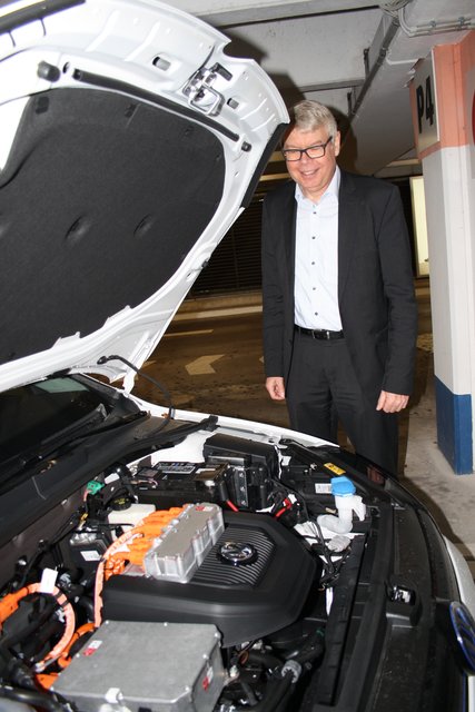 Blick unter die Motorhaube: Stadtwerkechef Thomas Müller-Wegert schaut sich das Innenleben des neuen E-Mobils an