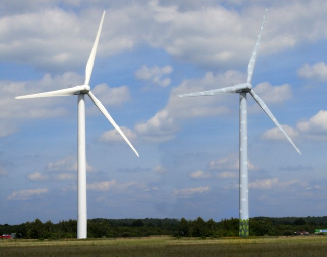 Links eine normale Windkraftanlage, rechts eine von Gernot Huber designte