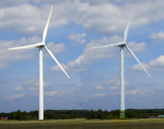 Links eine normale Windkraftanlage, rechts eine von Gernot Huber designte | Foto: Gernot Huber