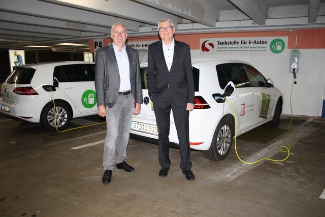 Dieter Stackmann und Thomas Müller-Wegert laden ihre beiden E-Golfs an der Stackmann-Tankstelle auf