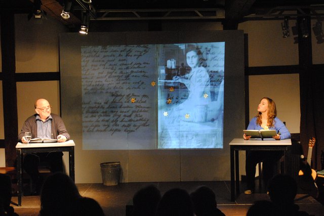 Multimediale Lesung mit historischen Aufnahmen: Willi Schlüter und Marie-Madeleine Krause auf der Bühne