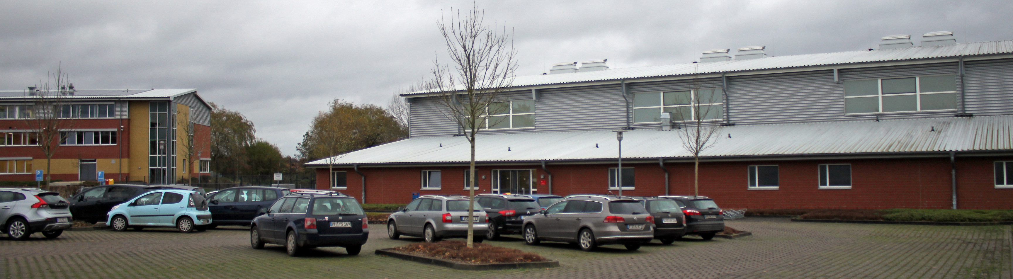 In der Turnhalle (re.) sollen Flüchtlinge untergebracht werden. Direkt daneben befindet sich das Gebäude des Gymnasiums (li.)