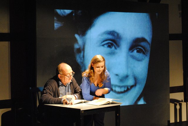 "Ich will fortleben, auch nach meinem Tod": Mit ihrer Lesung ließen Willi Schlüter und Marie-Madeleine Krause das Vermächtnis von Anne Frank lebendig werden