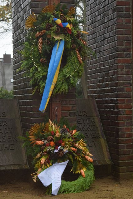 Zum Gedenken der Toten: Die Kränze aus dem Winsener Friedhof