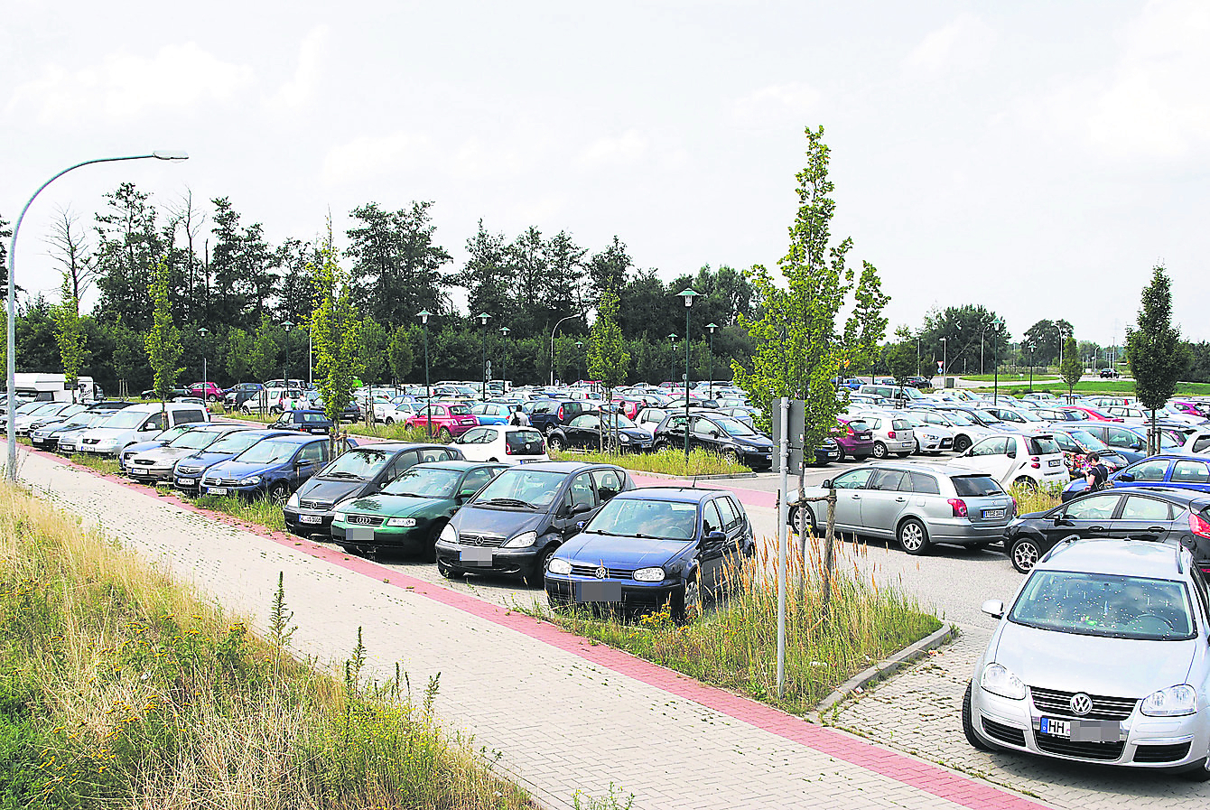 Nicht nur auf dem Parkplatz herrscht Raumnot. Auch Seitenstraßen werden zugeparkt