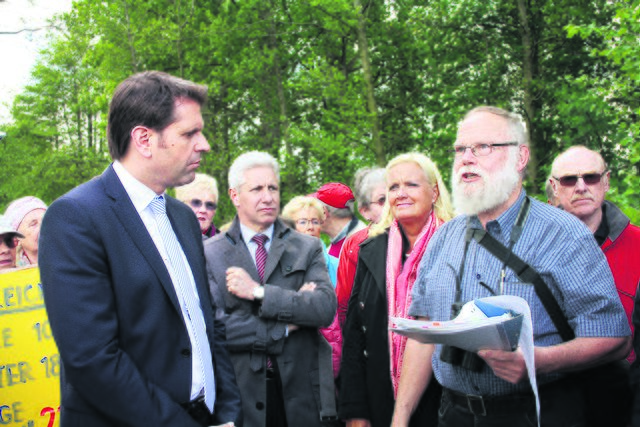 Im vergangenen Mai war Niedersachsens Verkehrsminister Olaf Lies (li.) zu Gast in Meckelfeld, wo Rainer Weseloh ihm das Anliegen der BI erörterte