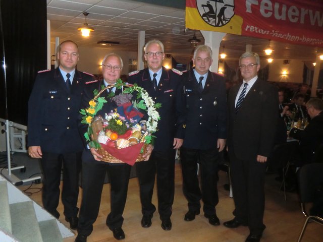 Verabschiedung für Hinrich Buuck (mit Geschenkkorb) mit der Führung der Kreisfeuerwehr, Henning Klensang (v. li.), Peter Winter, Thorsten Hellwege und Landrat Michael Roesberg