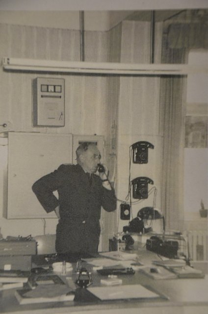 Historische Aufnahme: Polizeimeister Günter Gerken. in der Wache im Stadthaus