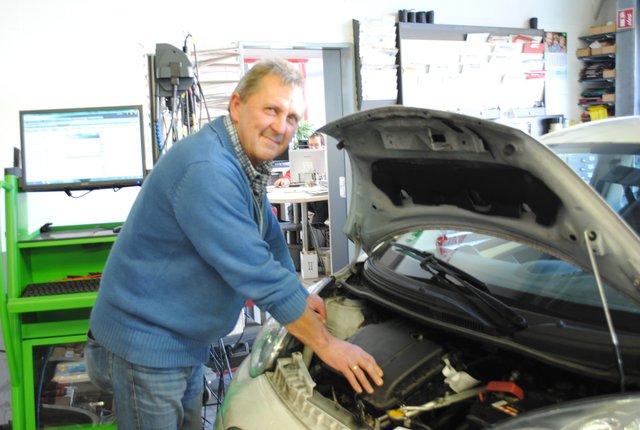 Hans-Wilhelm Elmers vom Autohaus Elmers in Sauensiek bietet kompetente Dienstleistungen rund ums Auto | Foto: Mona Brunnert / WOCHENBLATT