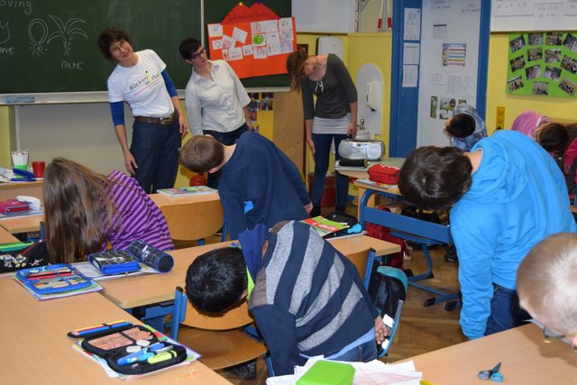 Vier leichte Übungen sollen Rückenschäden vorbeugen: Imke Weidtman (hi. li.) zeigte jetzt den Schülern der Alten Stadtschule wie es geht