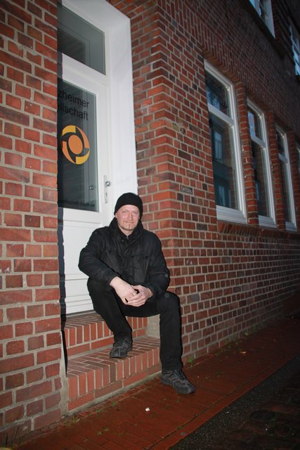 Frank Willeke am Altstadthaus an der Bungenstraße, dem ehemaligen Domizil der "Tonne"