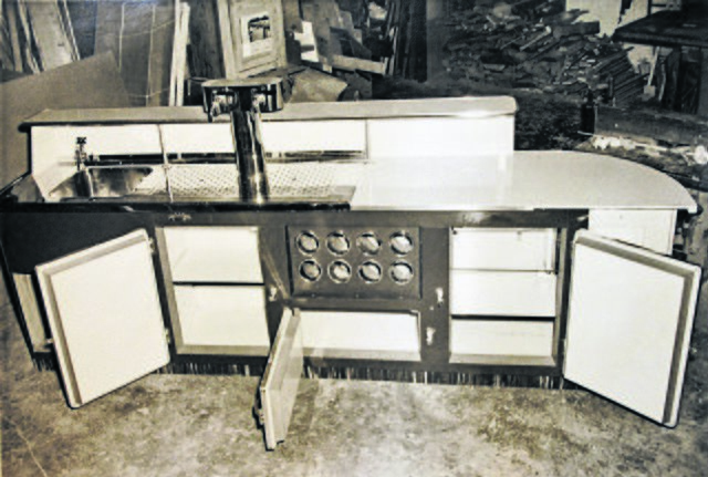 Bis in die 1980er Jahre wurden Gastronomietresen noch von Hand gebaut | Foto: Privatarchiv Schrader