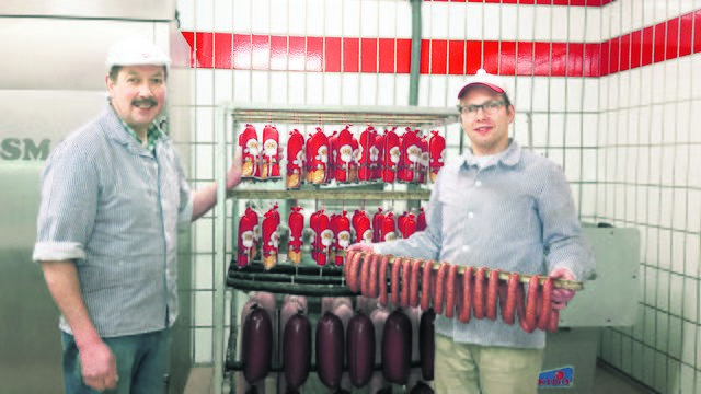 Die Fleischermeister Rudolf und Michael Holste (re.) mit den drei prämierten Wurstsorten