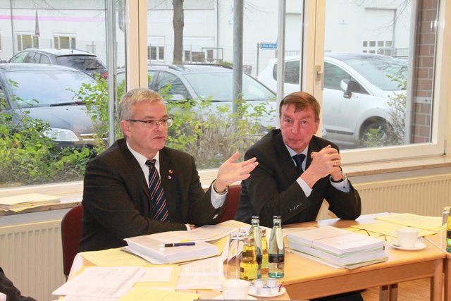 Landrat Michael Roesberg (li.) und Ausschussvorsitzender Johann Schlichtmann