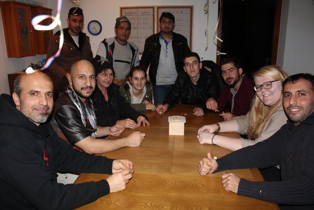Treffen sich montags und freitags beim „Klönschnack“ zum Reden und gemeinsamen Spielen: Flüchtlinge und Bürger aus Tötensen