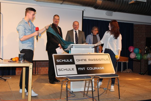 Das Schild wurde feierlich enthüllt