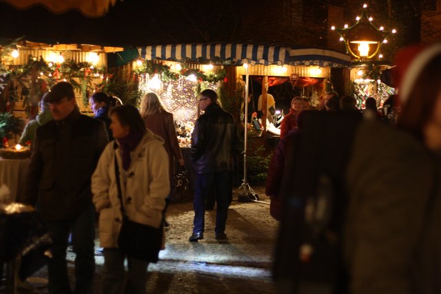 Wenn die Dämmerung anbricht, entfaltet der Weihnachtsmarkt in Hanstedt seinen besonderen Charme