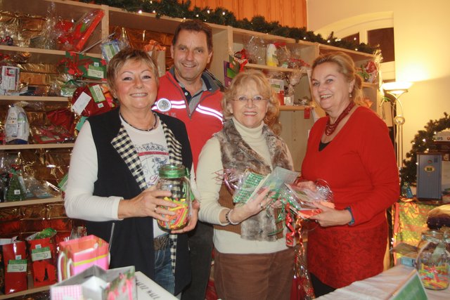Geben die Tombola-Preise aus (v. li.): Brigitte Berthold, Gunnar Zemke, Gisela Rennecke und Ingrid Wego-Menke