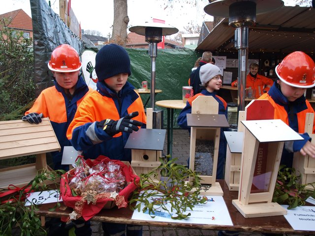 Bei den Mitgliedern der Jugendwehr können kleine Markt-Besucher nach Herzenslust basteln | Foto: Bürgerstiftung Hanstedt