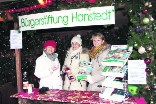 Infos und leckeren Punsch gibt es am Stand der Bürger-
stiftung bei Gisela Rennecke (v. li.), Ingrid Wego-Mencke und Ines Westphalen | Foto: Bürgerstiftung Hanstedt