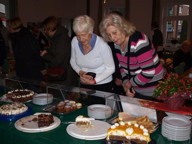 Lecker! Mehr als 160 Kuchen bereiten die Mitglieder der Damen-Abteilung des Hanstedter Schützenvereins für das große Kuchen-Büfett vor | Foto: Bürgerstiftung Hanstedt