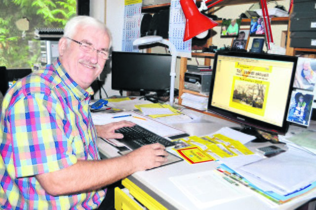 Burkhard Allwardt mit seinem "Lieblingskind", dem Veranstaltungskalender "To(p)stedt aktuell"