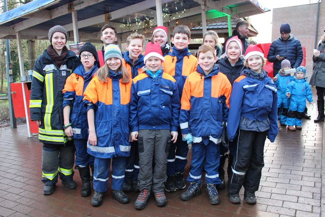 Die Mitglieder der Jesteburger Jugendwehr waren wieder im Einsatz - verkauften Würstchen und heiße Getränke