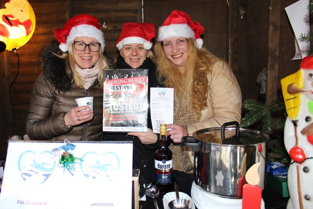 Schenkten Glühwein für den Freibad-Förderverein aus (v. li.): Nadja Weippert, Jasmin Kramer und Bianca Marquardt