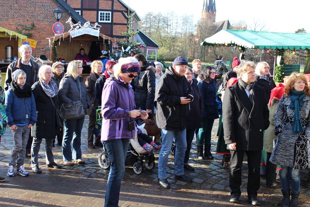 Zahlreiche Besucher kamen zur Eröffnung des Christkindlmarktes