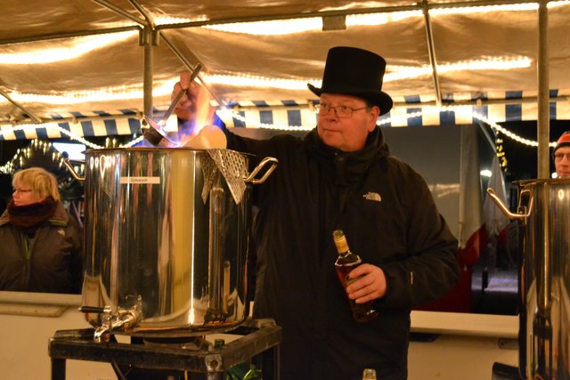 Thomas Hanfeld vom Werbekreisvorstand beim Zubereiten der Feuerzangenbowle | Foto: bim