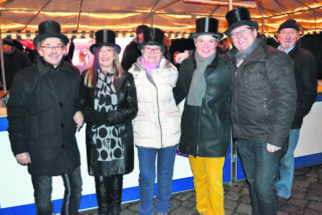 Hatten Spaß bei der Feuerzangenbowle (v. li.): Reinhold und Regina Beglau, Heike und Britta Leitner sowie Ingo Gottschalk | Foto: bim